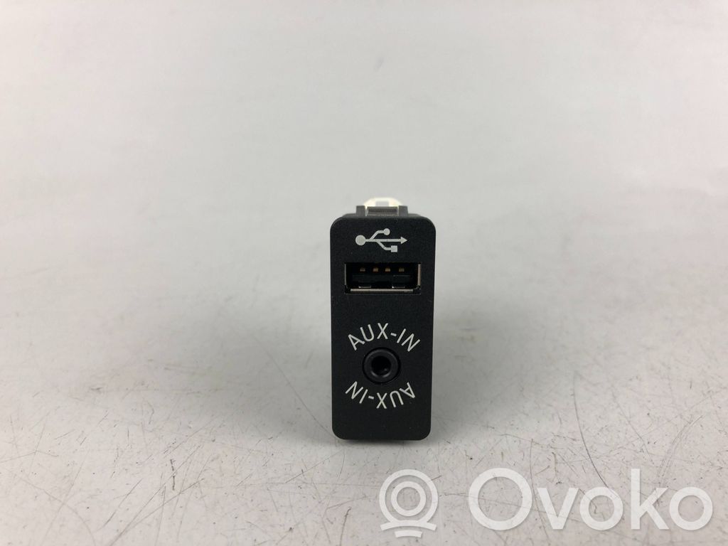 Mini One - Cooper F56 F55 USB socket connector 