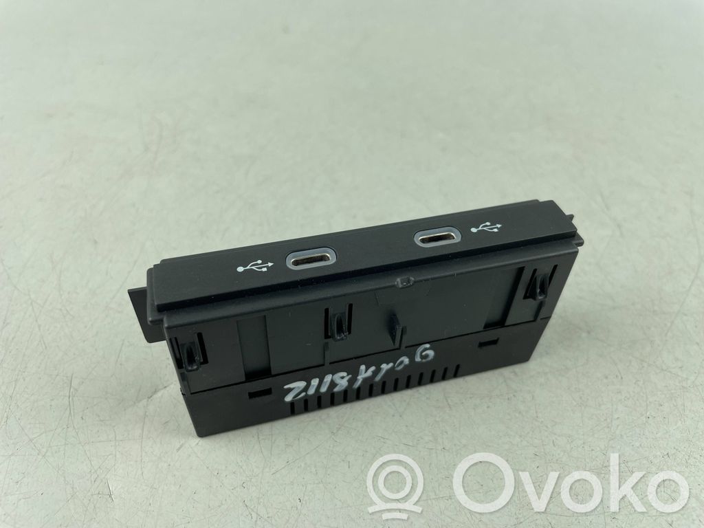 Volkswagen Golf VIII Gniazdo / Złącze USB 