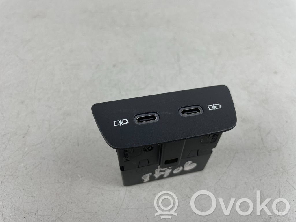 Volkswagen Golf VIII Gniazdo / Złącze USB 