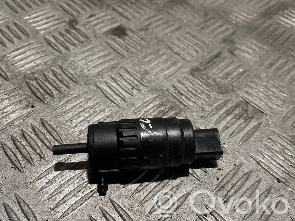 Volkswagen PASSAT CC Pompa spryskiwacza szyby przedniej / czołowej 