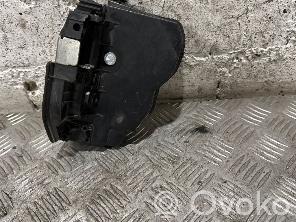 Priekšpusē slēdzene   7167073