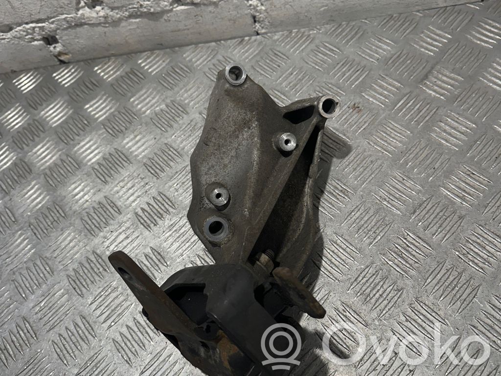 Volkswagen Amarok Engine mount bracket 