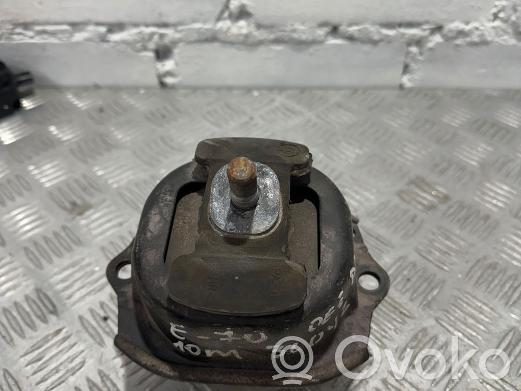 Engine mount bracket   16004212,6793018