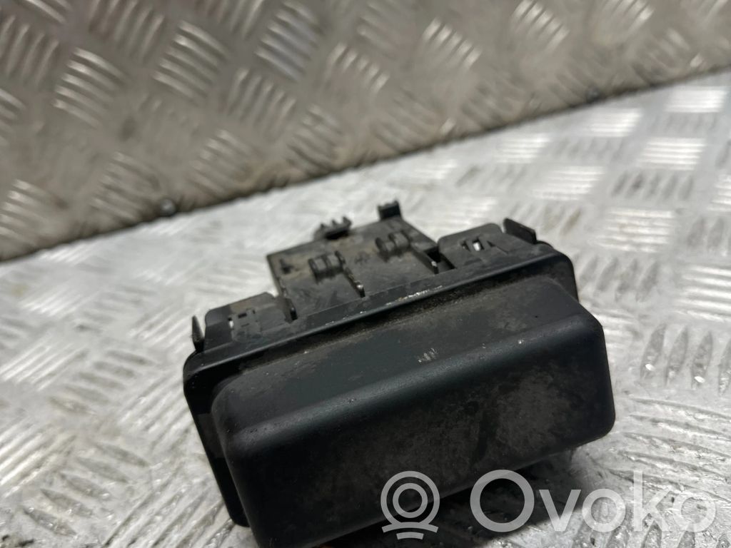 Opel Insignia A Ramka / Moduł bezpieczników 