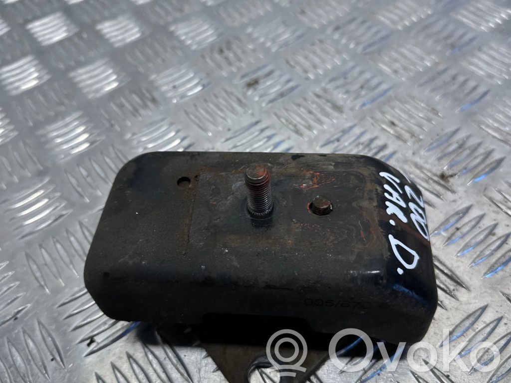 Mitsubishi L200 Engine mount bracket 