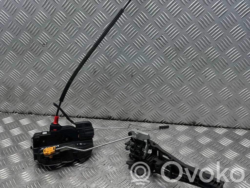 Opel Zafira C Priekšpusē slēdzene 