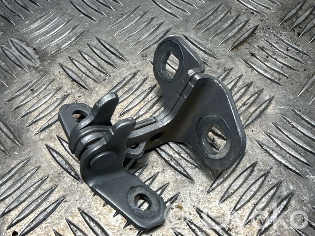 Rear door upper hinge   E536