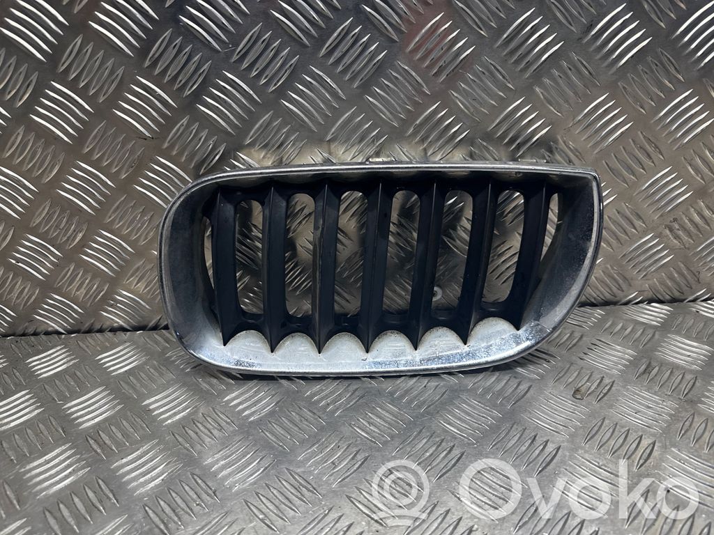 BMW X3 E83 Grotelės priekinės 