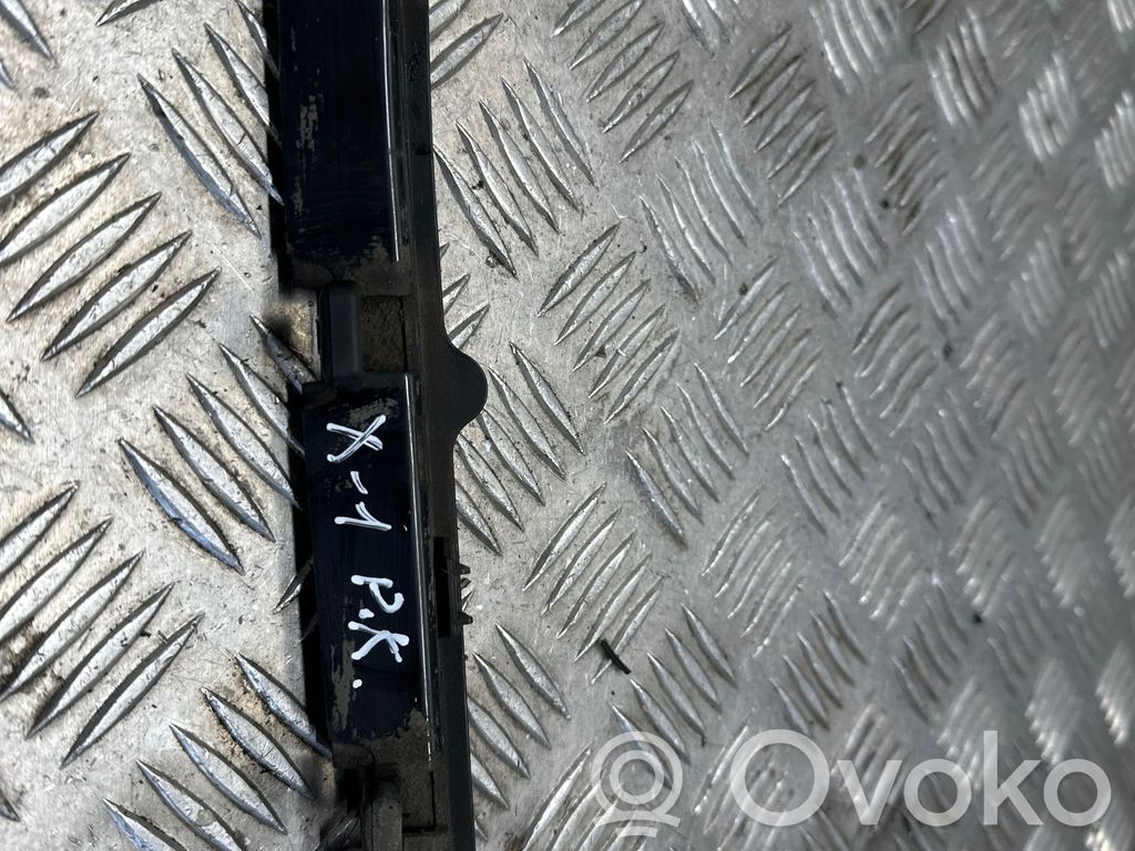 BMW X1 E84 Kynnyksen tukilista 