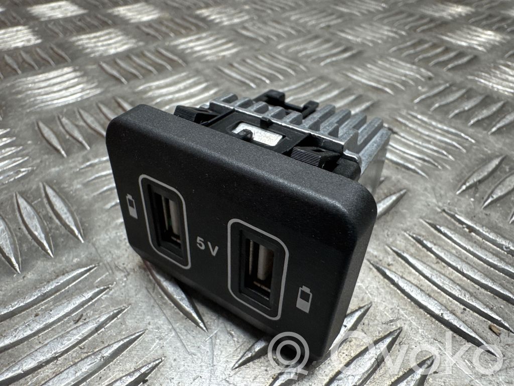 Mercedes-Benz E W213 Gniazdo / Złącze USB 