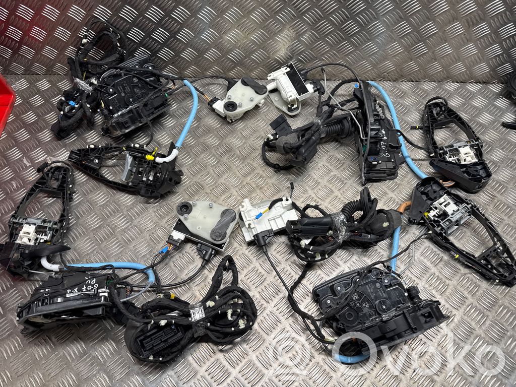BMW X5 G05 Priekinių durų pritraukėjas 