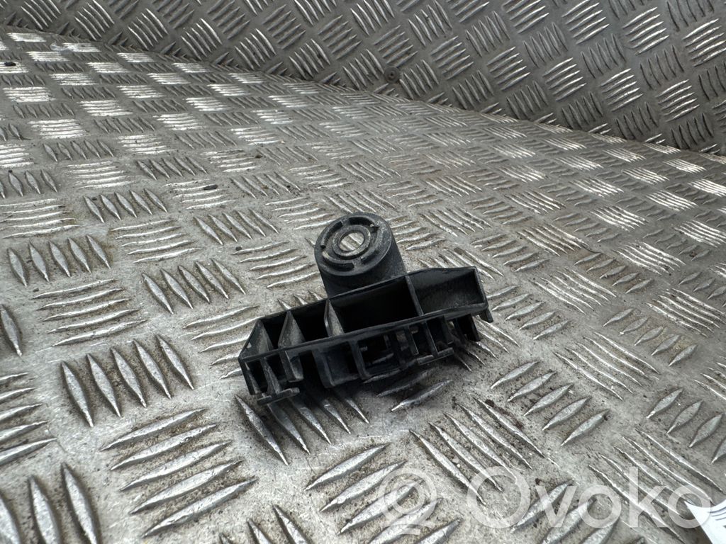 Toyota Auris E180 Takapuskurin kannake