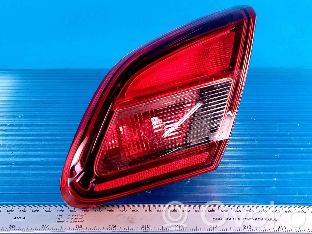 Opel Corsa E Aizmugurējais lukturis pārsegā 