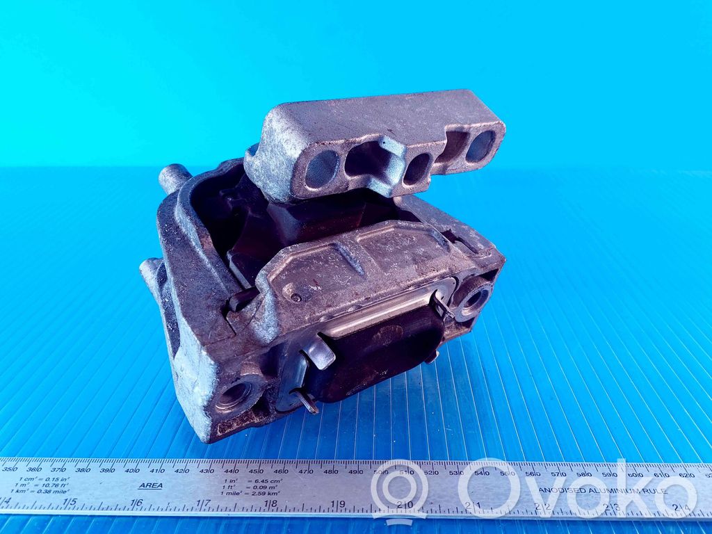 Volkswagen PASSAT B6 Engine mount bracket 