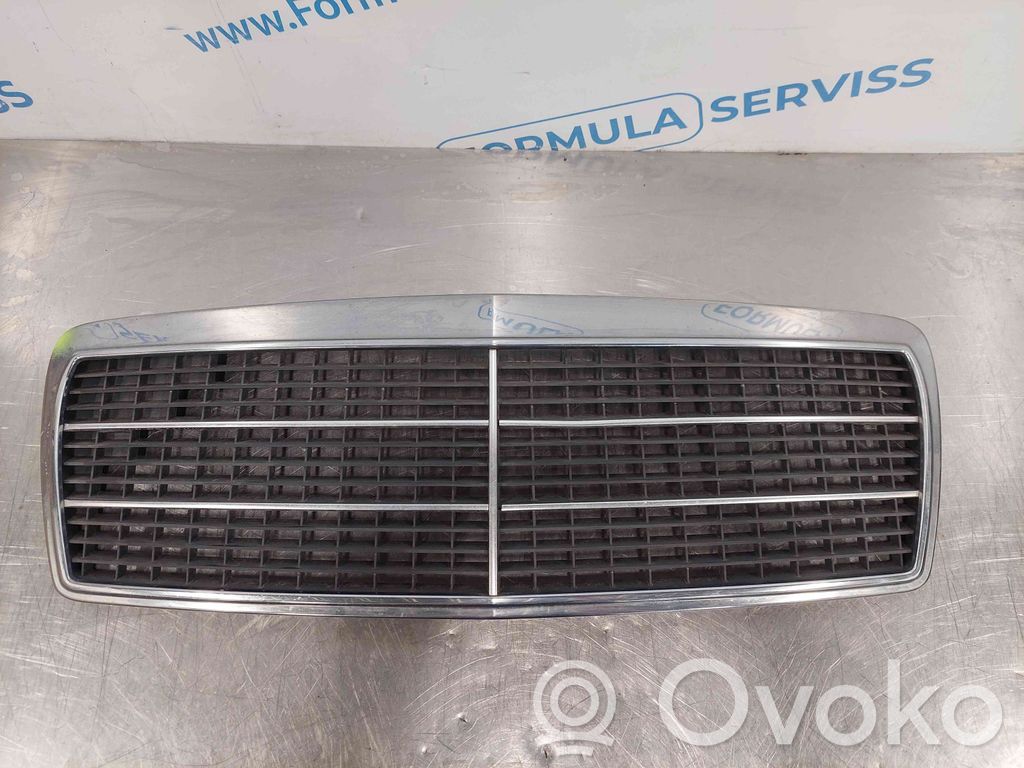 Mercedes-Benz E W210 Etupuskurin ylempi jäähdytinsäleikkö 