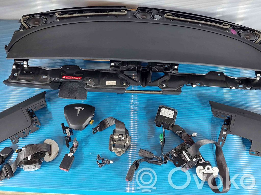Tesla Model 3 Drošības spilvenu komplekts ar paneli 