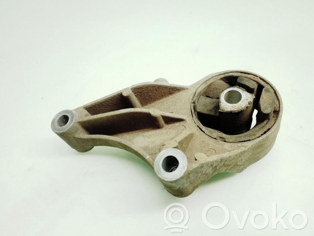 Engine mount bracket   V05456