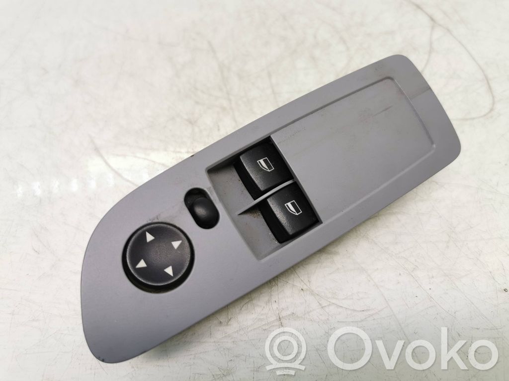 Electric window control switch   9167166,916716601,08W07N103