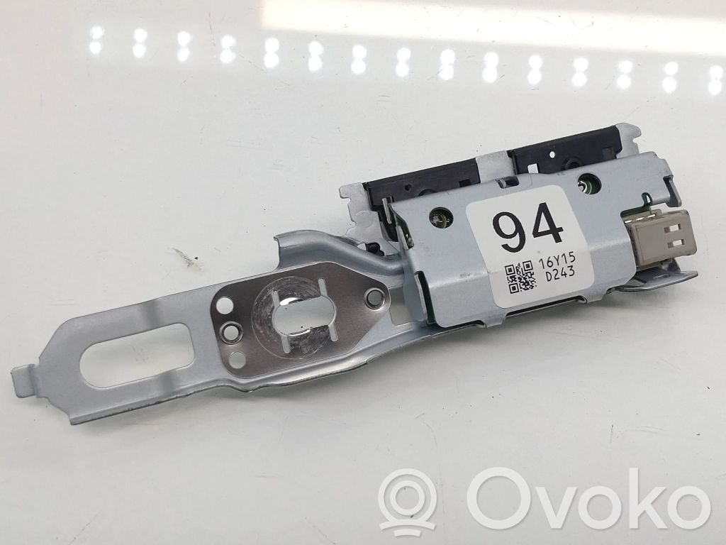 Toyota Auris E180 Kita salono detalė 