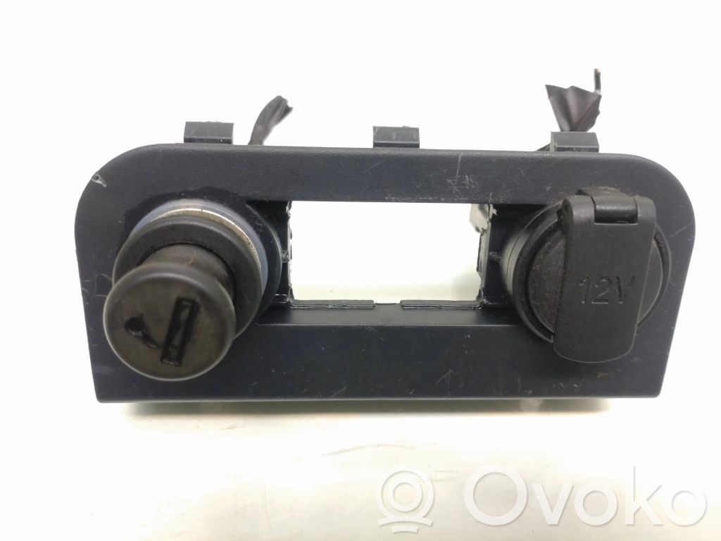 KIA Rio Enchufe de 12V (delantero) 