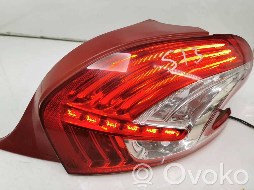 Peugeot 208 I Aizmugurējais lukturis virsbūvē 