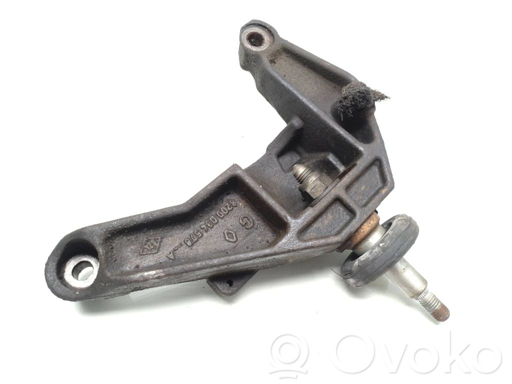 Renault Master II Engine mounting bracket 