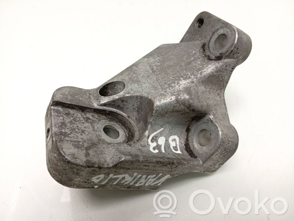 Volvo XC70 Engine mounting bracket 