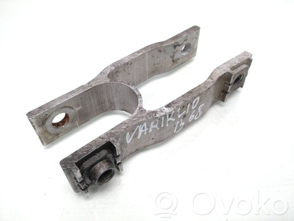 Volvo V40 Engine mounting bracket 