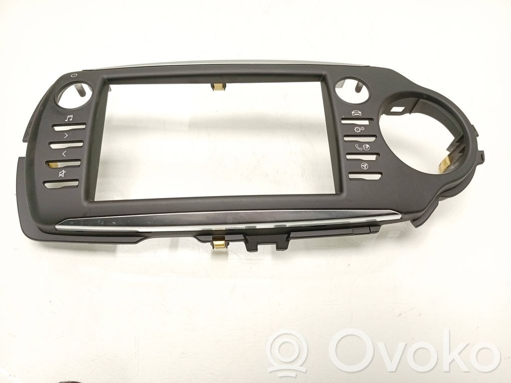 Toyota Yaris Konsola środkowa / Radio / GPS 