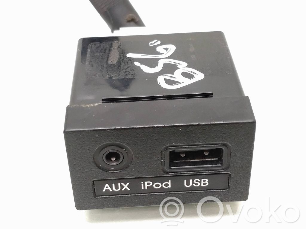 Hyundai ix20 Enchufe conector entrada auxiliar 