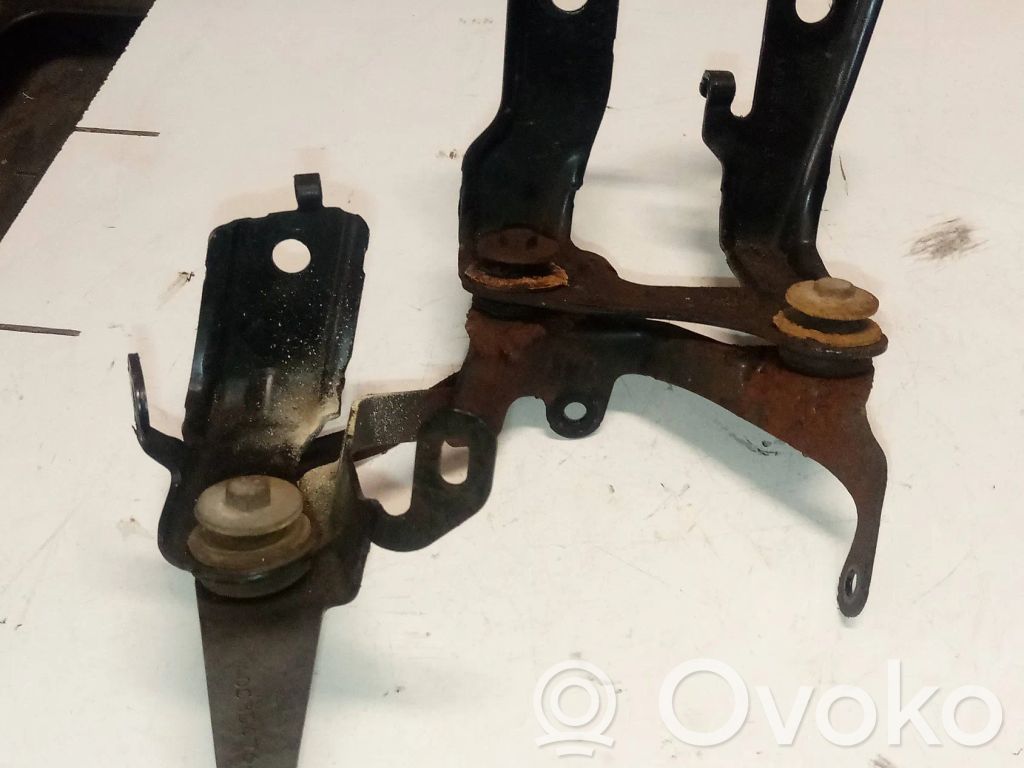 Renault Master III Ohjaustehostimen pumpun kannake 