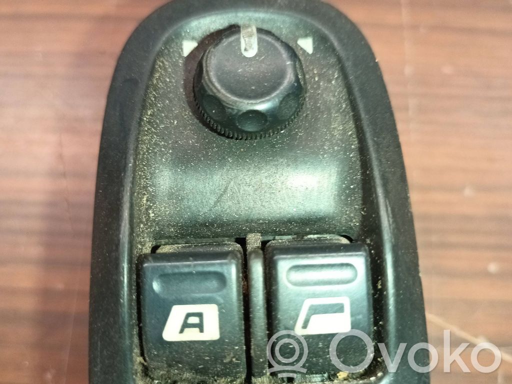 Peugeot 206 Electric window control switch 