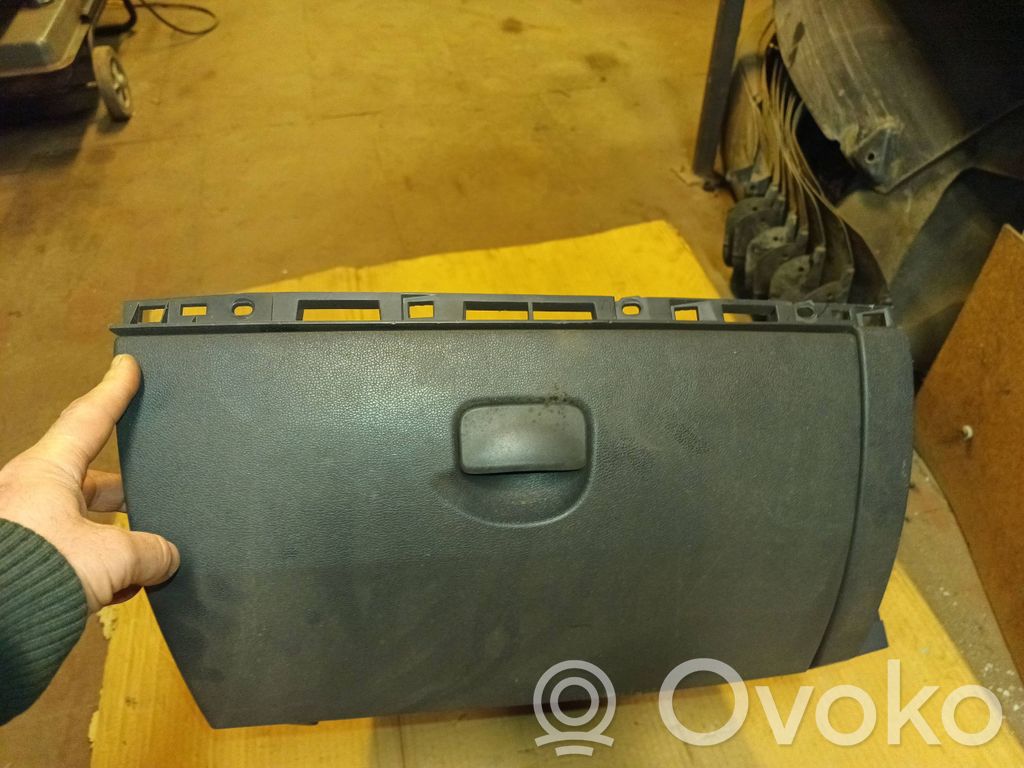 Renault Clio III Glove box 