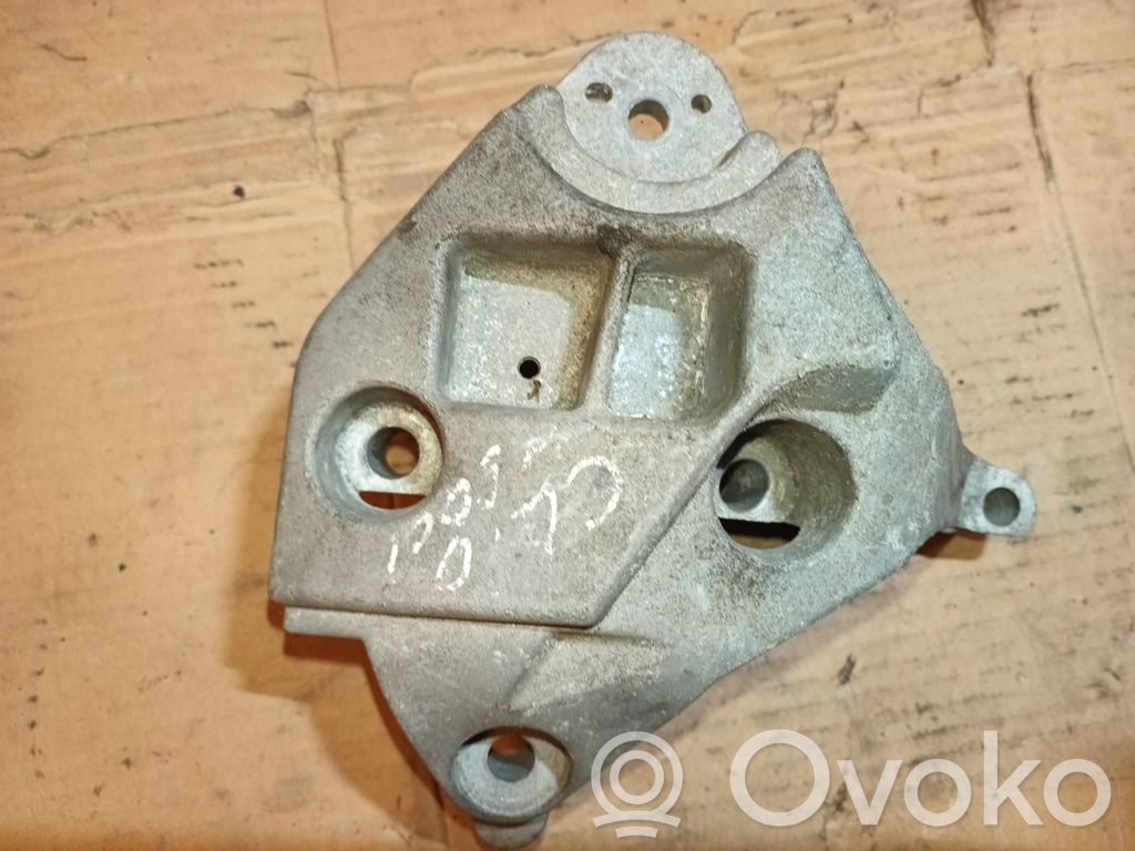Renault Kangoo I Engine mounting bracket 