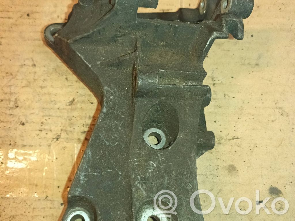 Renault Megane II Engine mounting bracket 