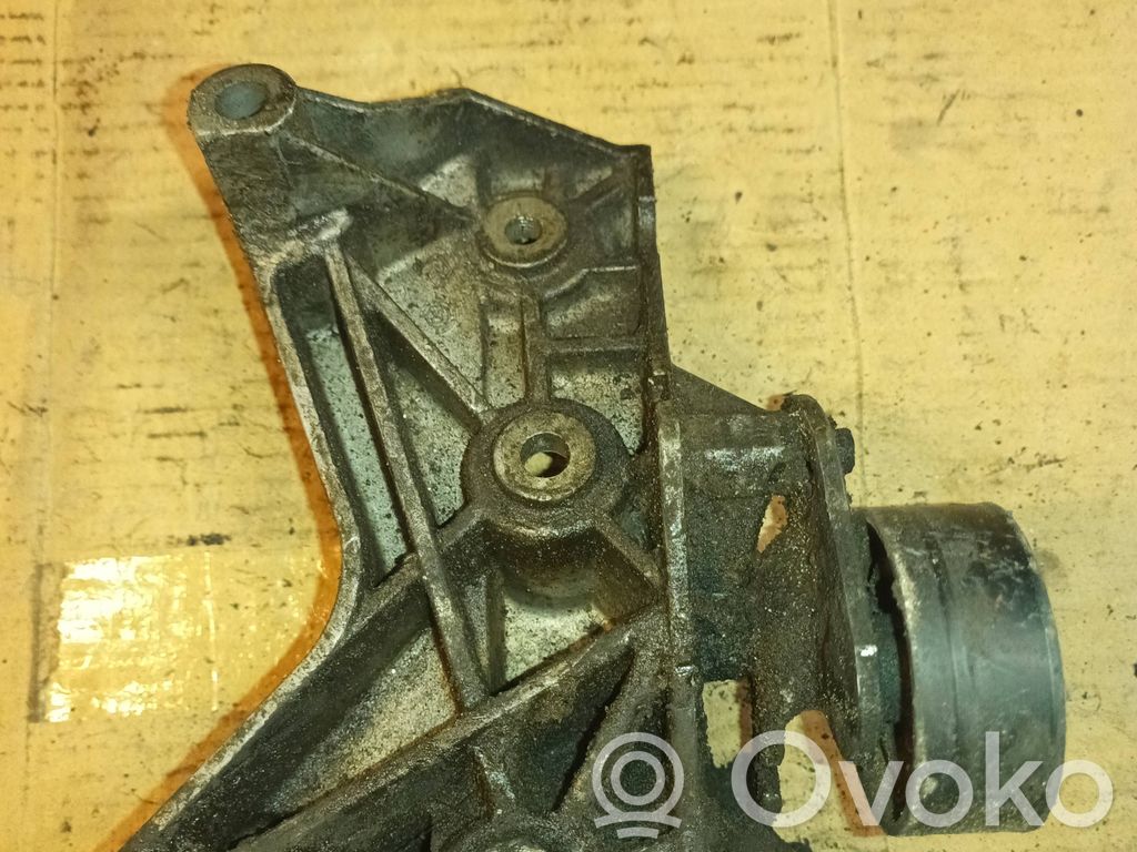 Renault Kangoo I Engine mounting bracket 
