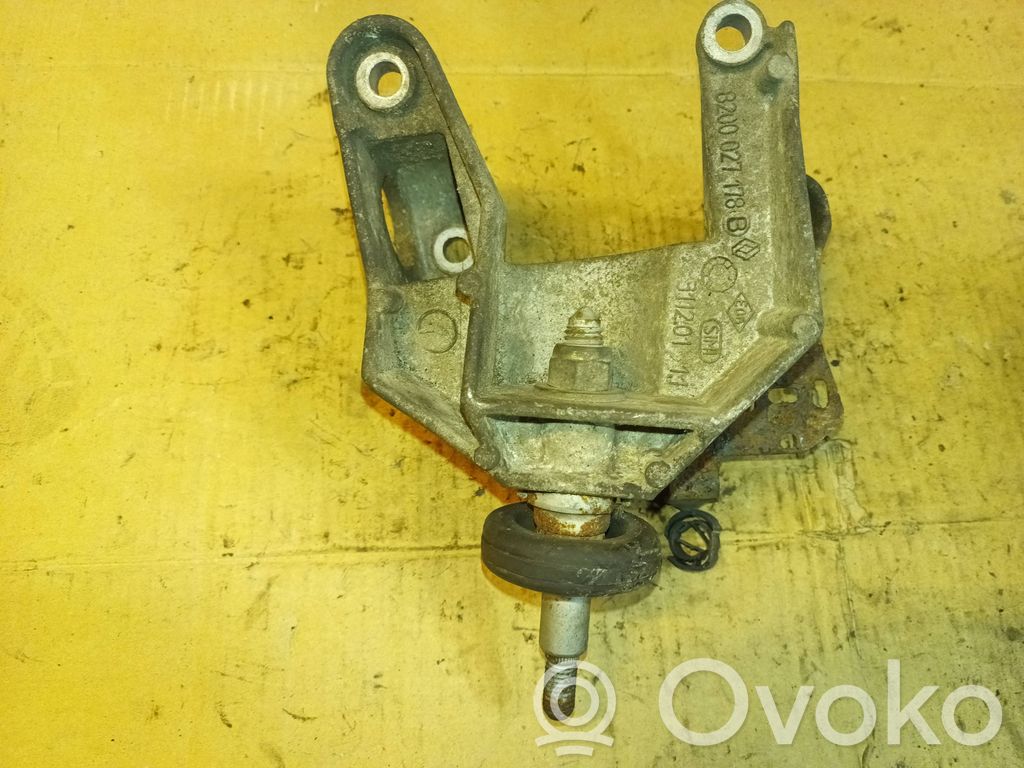 Engine mount bracket   8200027178