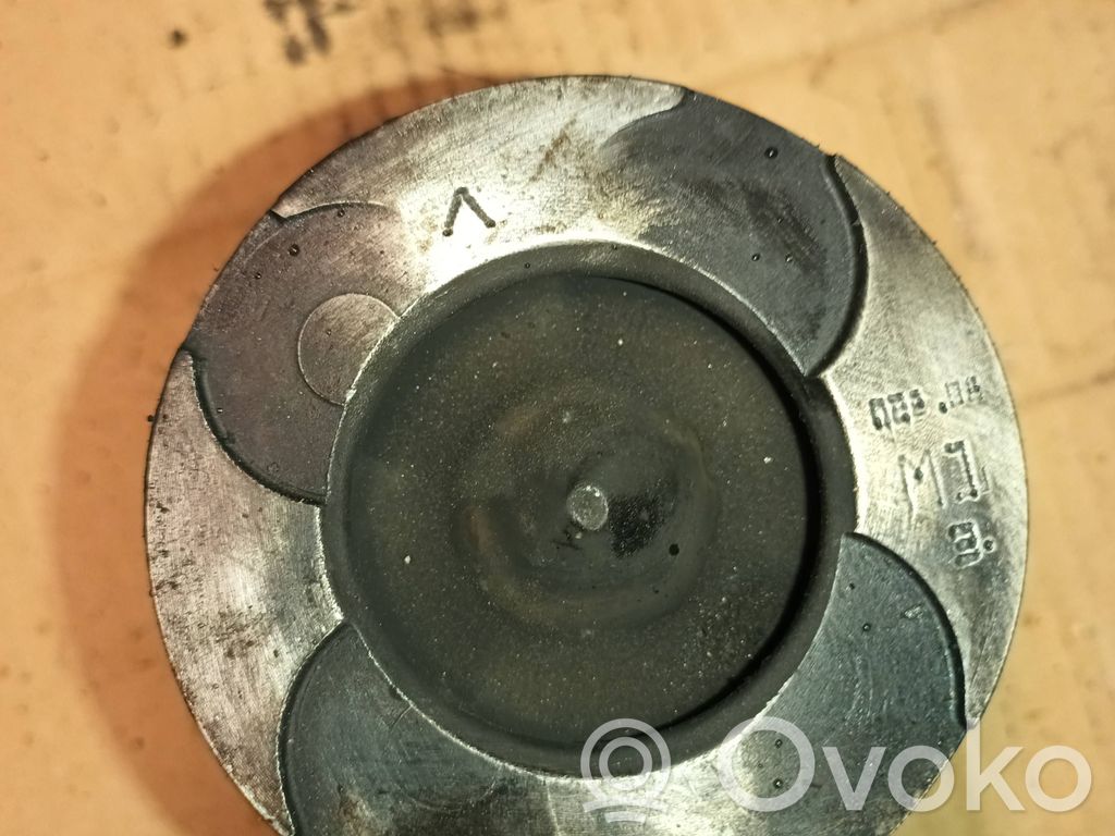 Renault Master II Piston 