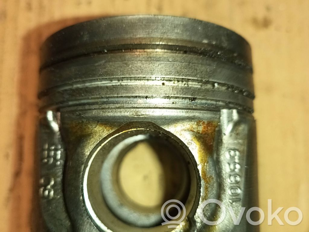 Renault Trafic II (X83) Piston 