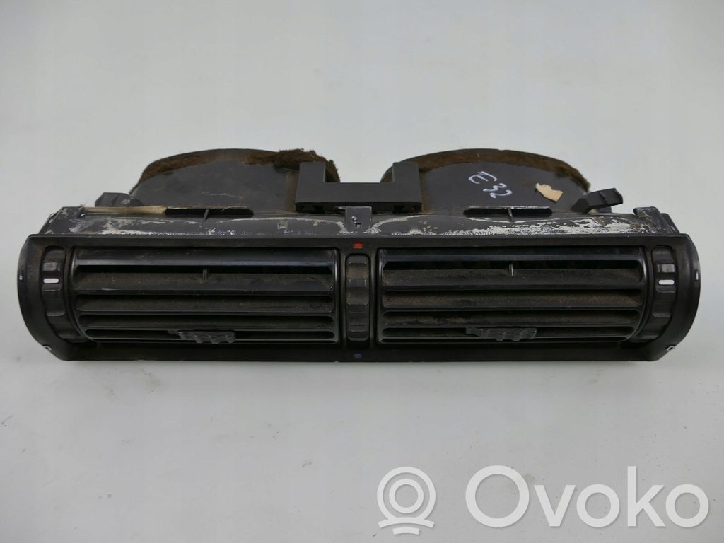 BMW 7 E32 Dysze / Kratki środkowego nawiewu deski rozdzielczej 