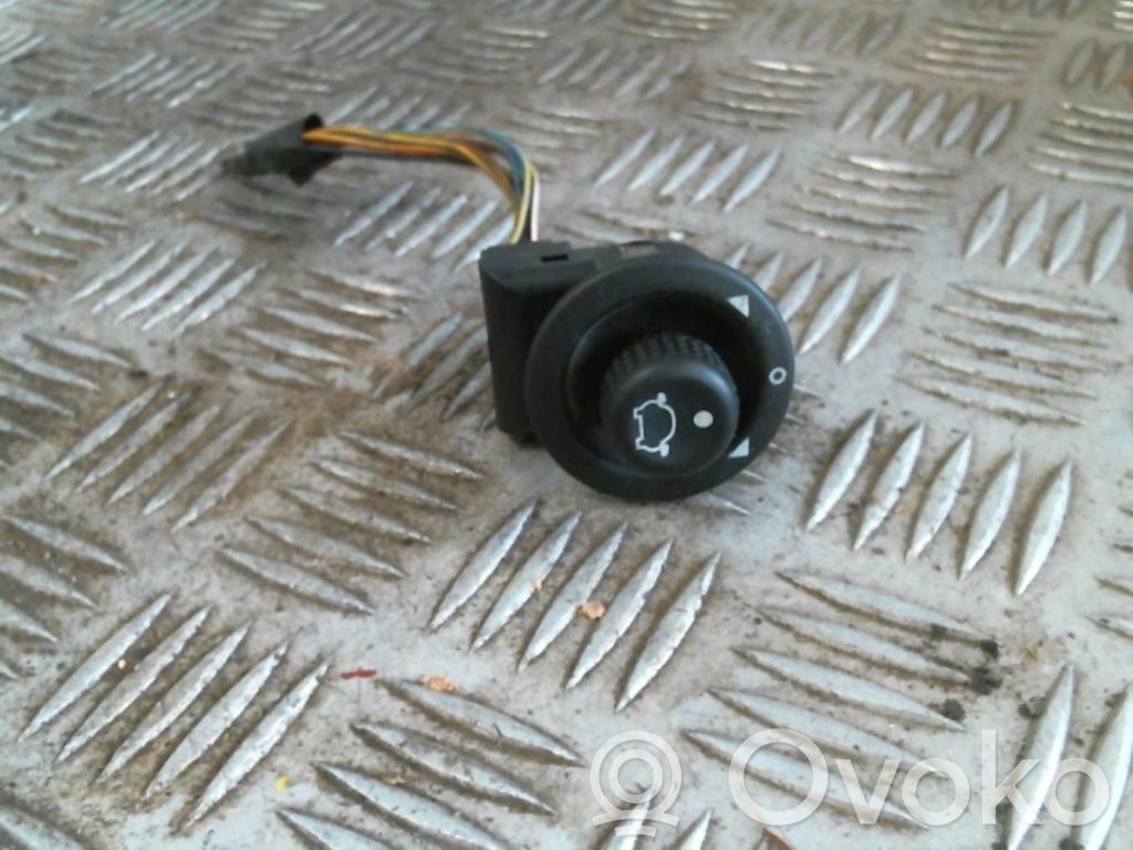 Wing mirror switch   4781958