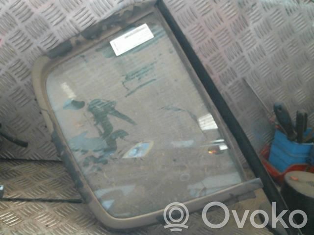 Renault Clio II Ventanilla de ventilación de la puerta trasera 