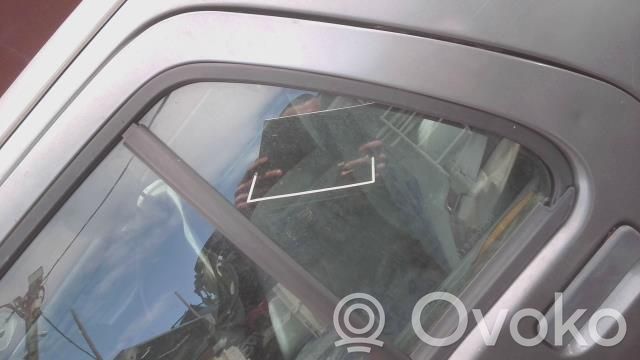 Renault Clio I Ventanilla de ventilación de la puerta trasera 
