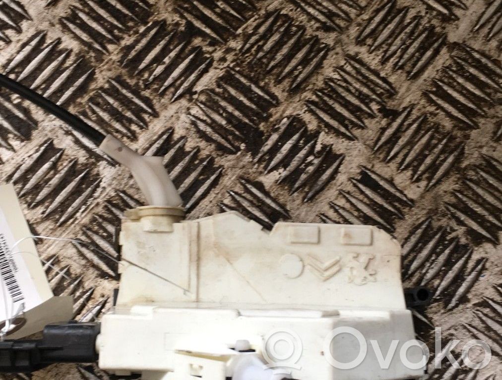 Priekšpusē slēdzene   9800618180