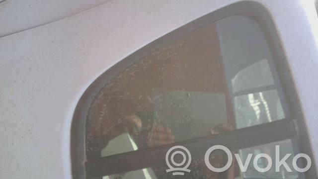 Dacia Sandero Ventanilla de ventilación de la puerta trasera 