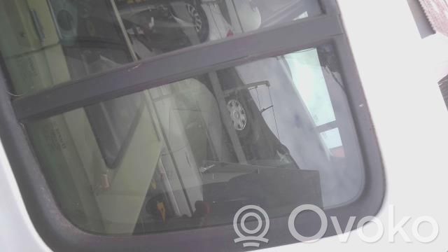 Renault Clio III Ventanilla de ventilación de la puerta trasera 