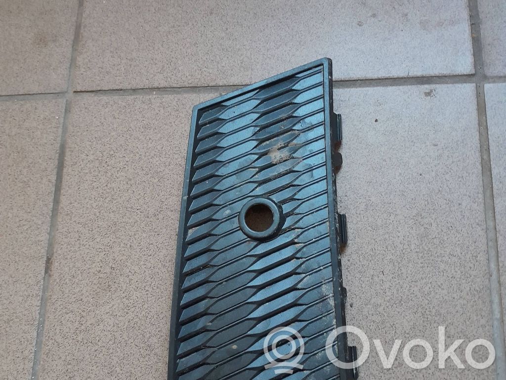 Audi e-tron Front bumper lower grill 