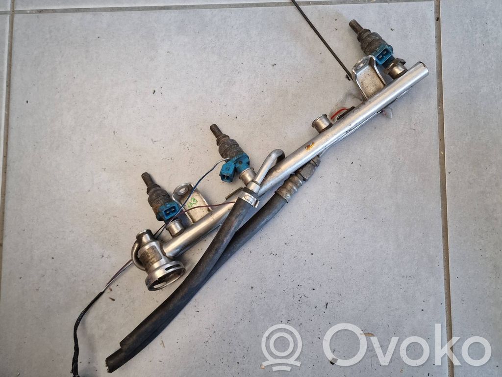 Audi A4 S4 B5 8D Listwa wtryskowa 