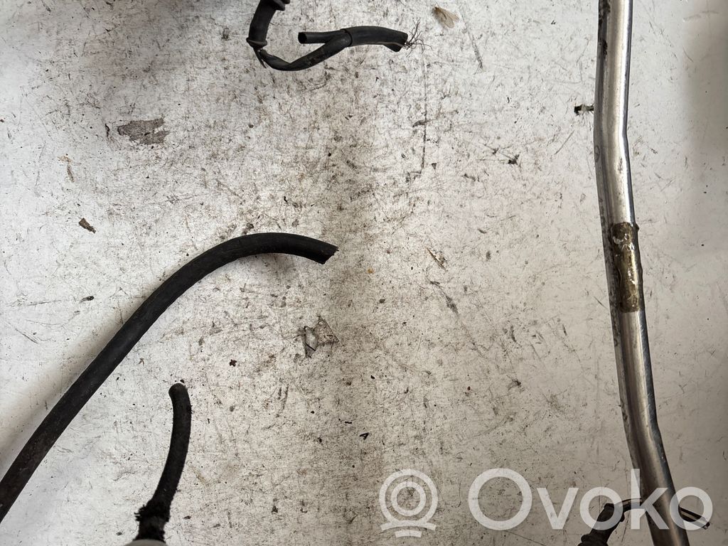Audi A4 S4 B5 8D Tubo principal de alimentación del combustible 