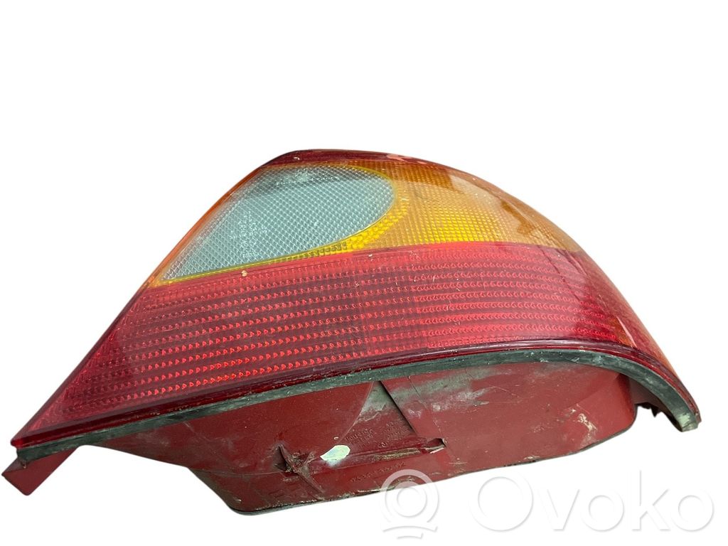 Ford Mondeo Mk III Aizmugurējais lukturis virsbūvē 